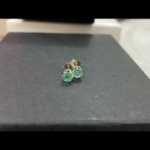 Round Emerald .925 6-prong Earrings!🍀